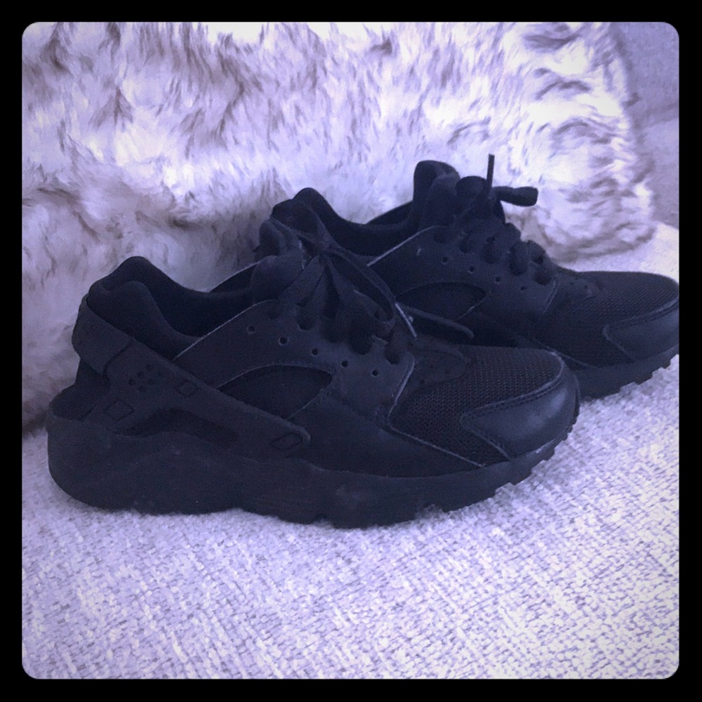 Boys Nike Huarache sneakers